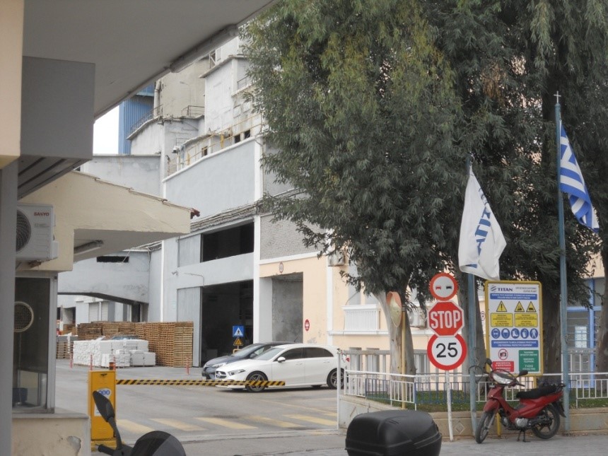 Εδώ σταματάνε και οι ποδηλατόδρομοι και η "βαδισιμότητα". STOP! Πύλη ΤΙΤΑΝ. Άβατο για ένα αιώνα και βάλε!